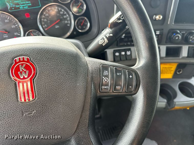 image for item ER4858 2021 Kenworth T680 semi truck