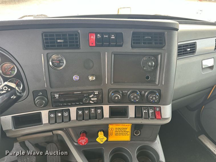 image for item ER4858 2021 Kenworth T680 semi truck