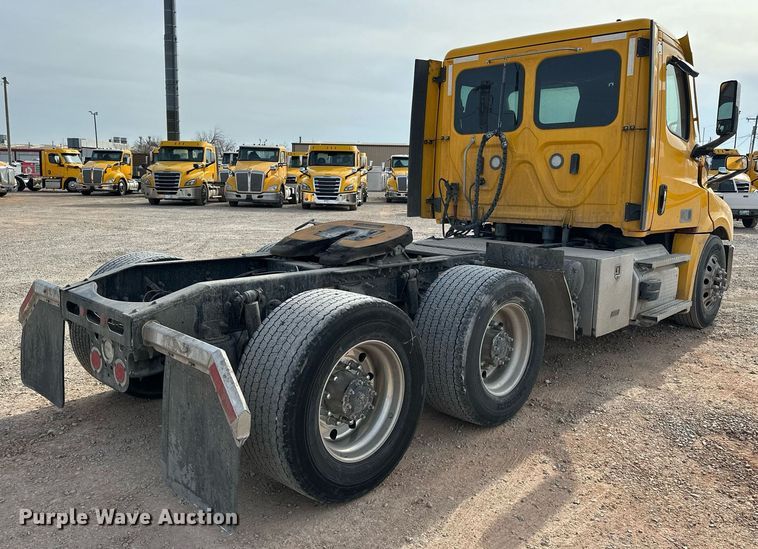 image for item ER4859 2022 Freightliner Cascadia 126 semi truck