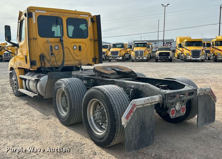 image for item ER4859 2022 Freightliner Cascadia 126 semi truck