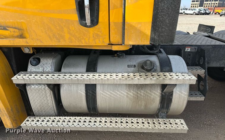 image for item ER4859 2022 Freightliner Cascadia 126 semi truck