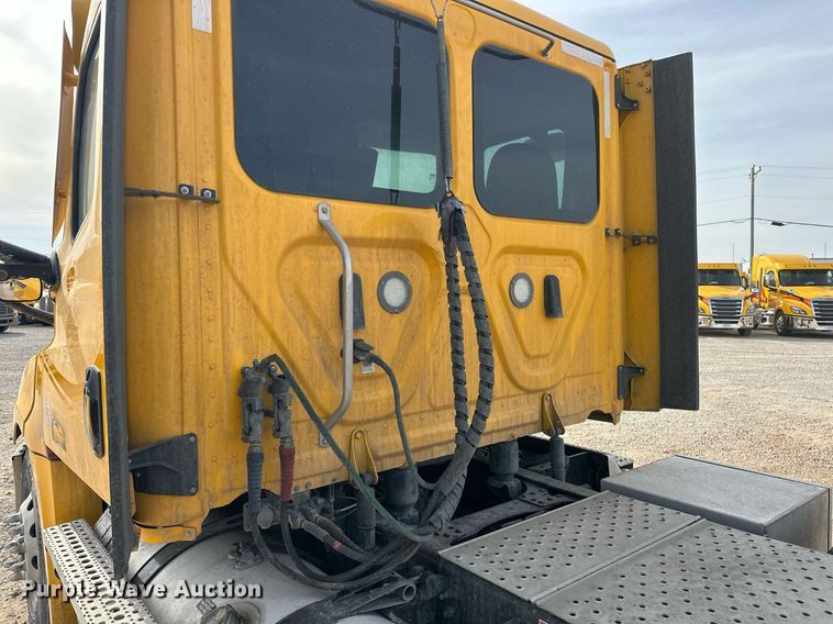 image for item ER4859 2022 Freightliner Cascadia 126 semi truck