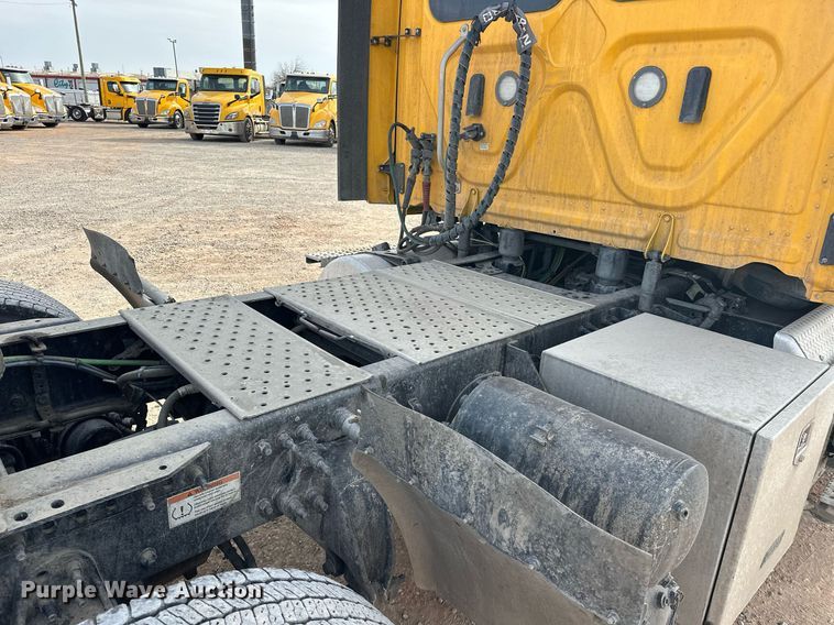 image for item ER4859 2022 Freightliner Cascadia 126 semi truck