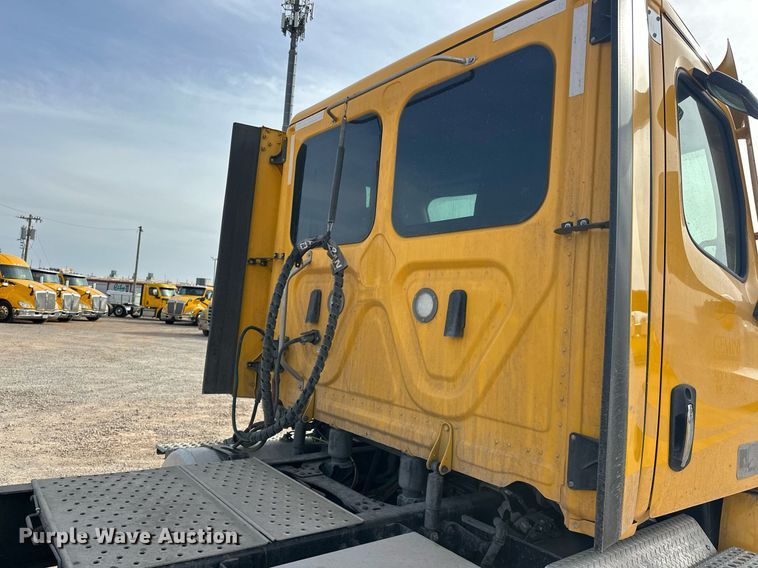 image for item ER4859 2022 Freightliner Cascadia 126 semi truck