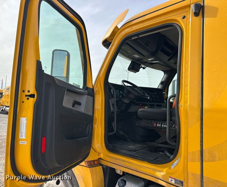 image for item ER4859 2022 Freightliner Cascadia 126 semi truck