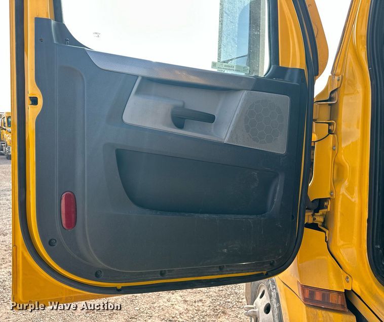 image for item ER4859 2022 Freightliner Cascadia 126 semi truck