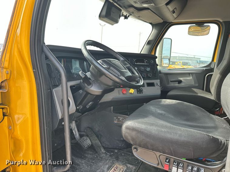 image for item ER4859 2022 Freightliner Cascadia 126 semi truck