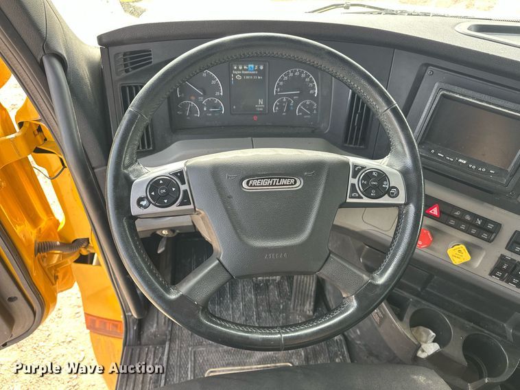 image for item ER4859 2022 Freightliner Cascadia 126 semi truck