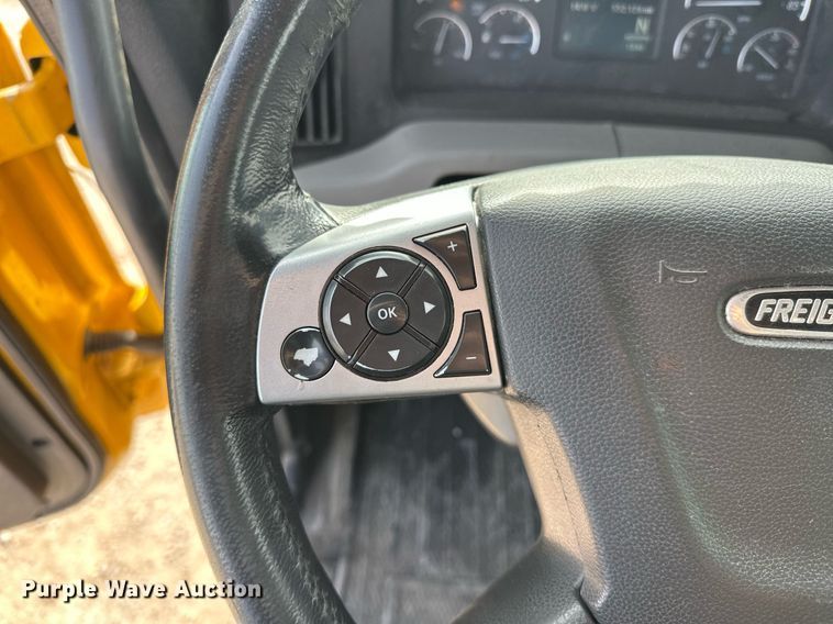 image for item ER4859 2022 Freightliner Cascadia 126 semi truck