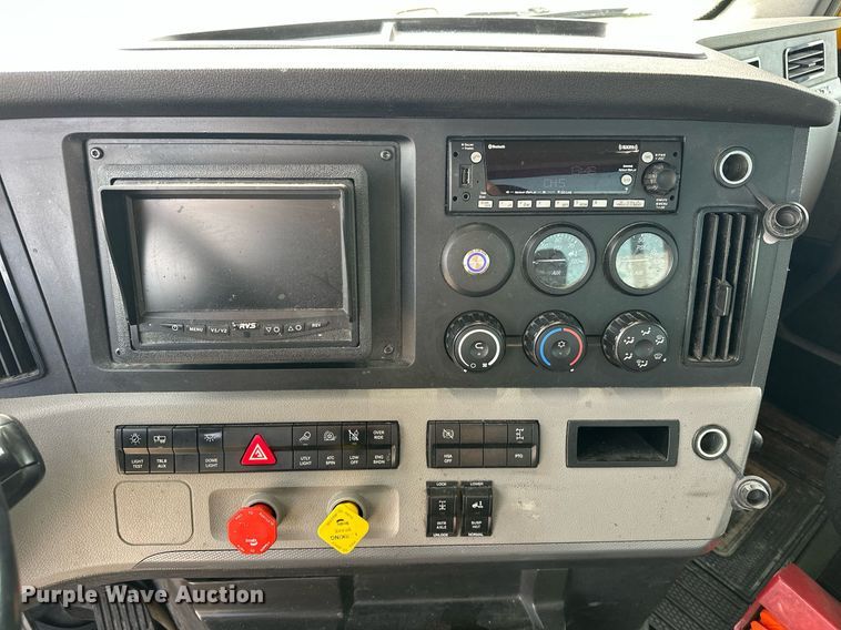 image for item ER4859 2022 Freightliner Cascadia 126 semi truck