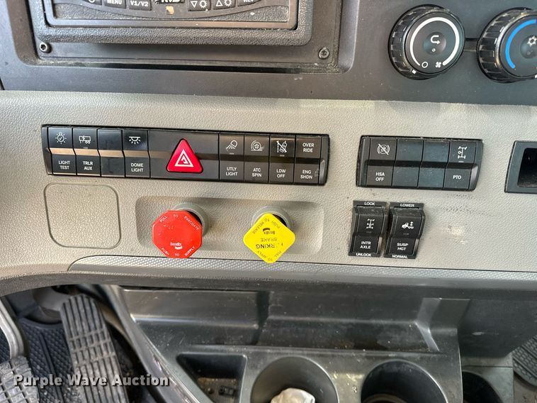 image for item ER4859 2022 Freightliner Cascadia 126 semi truck