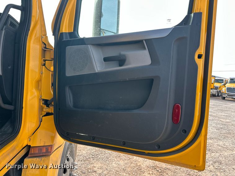 image for item ER4859 2022 Freightliner Cascadia 126 semi truck