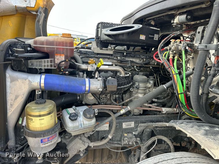 image for item ER4859 2022 Freightliner Cascadia 126 semi truck