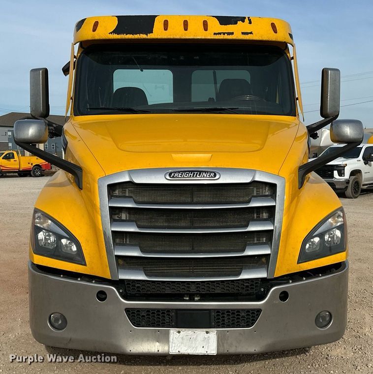 image for item ER4860 2021 Freightliner Cascadia 126 semi truck