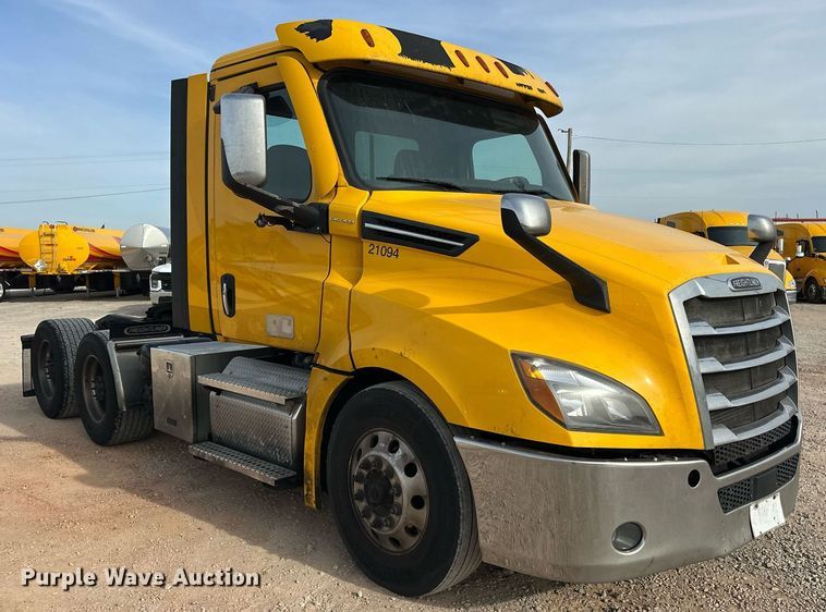 image for item ER4860 2021 Freightliner Cascadia 126 semi truck