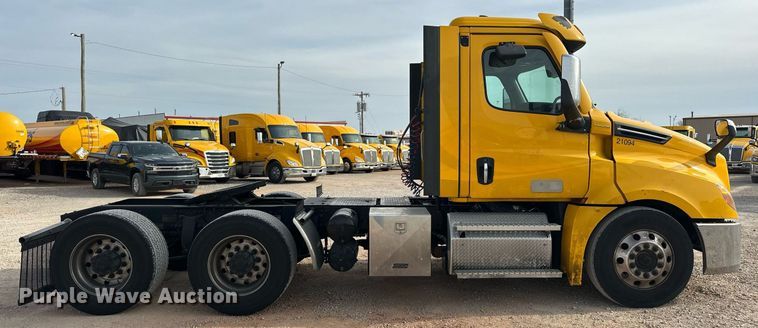 image for item ER4860 2021 Freightliner Cascadia 126 semi truck