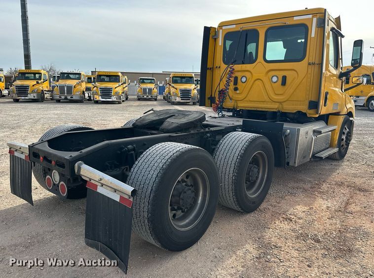 image for item ER4860 2021 Freightliner Cascadia 126 semi truck