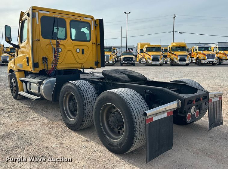 image for item ER4860 2021 Freightliner Cascadia 126 semi truck