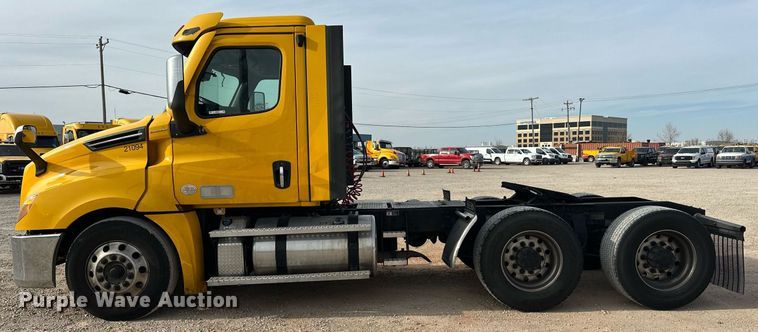 image for item ER4860 2021 Freightliner Cascadia 126 semi truck