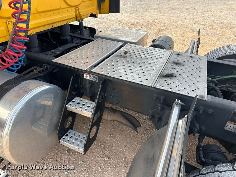 image for item ER4860 2021 Freightliner Cascadia 126 semi truck