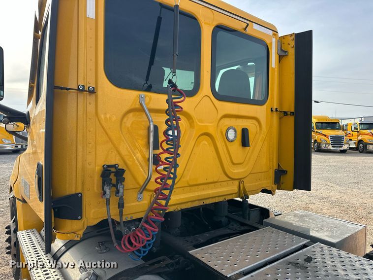 image for item ER4860 2021 Freightliner Cascadia 126 semi truck