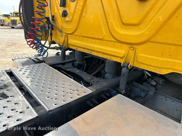 image for item ER4860 2021 Freightliner Cascadia 126 semi truck