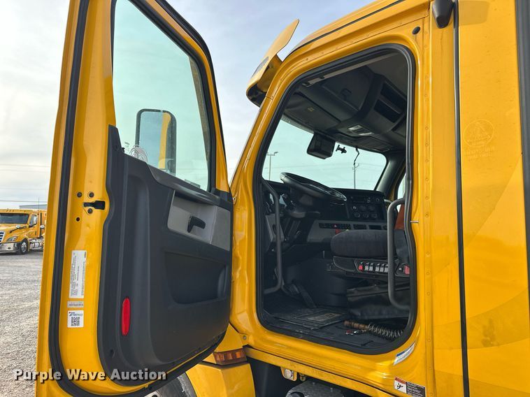 image for item ER4860 2021 Freightliner Cascadia 126 semi truck