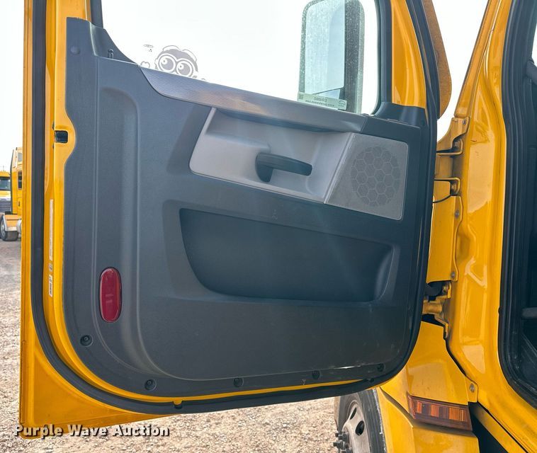 image for item ER4860 2021 Freightliner Cascadia 126 semi truck