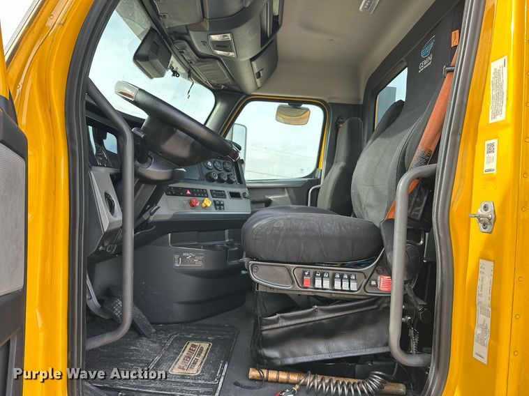 image for item ER4860 2021 Freightliner Cascadia 126 semi truck