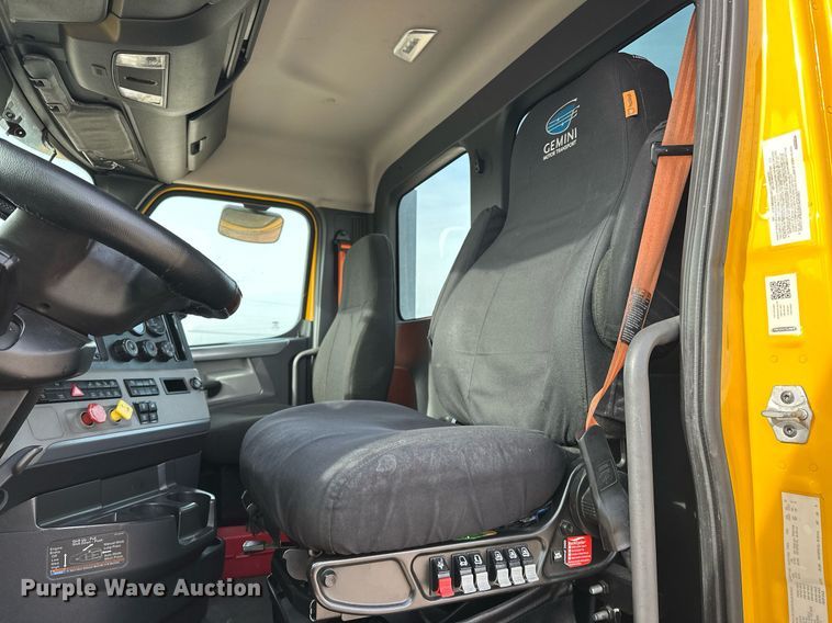 image for item ER4860 2021 Freightliner Cascadia 126 semi truck