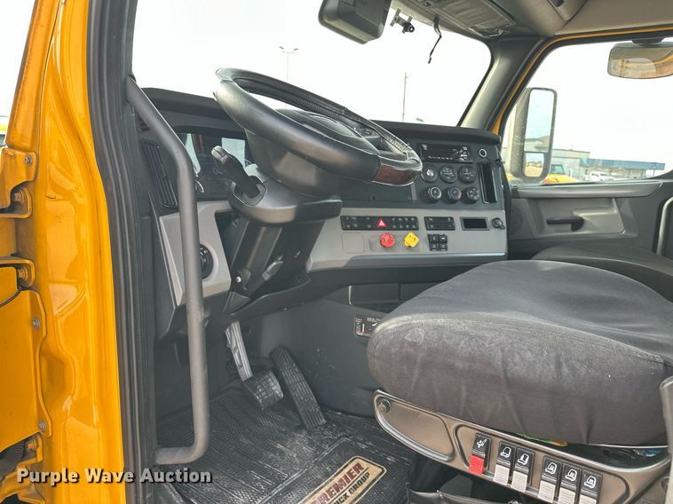 image for item ER4860 2021 Freightliner Cascadia 126 semi truck