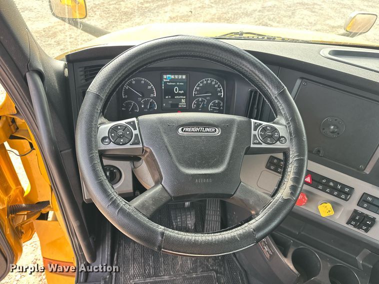 image for item ER4860 2021 Freightliner Cascadia 126 semi truck