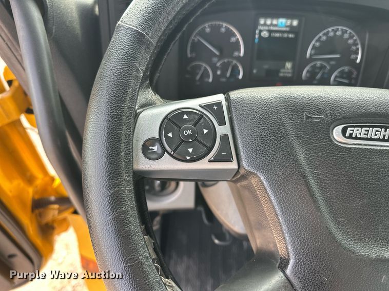 image for item ER4860 2021 Freightliner Cascadia 126 semi truck