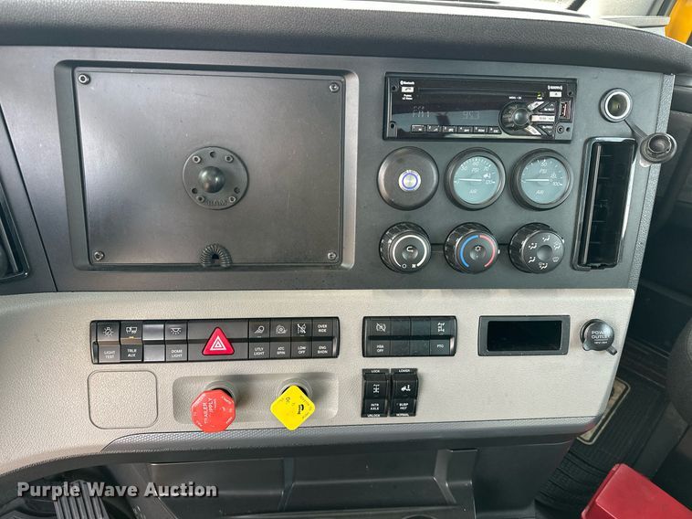 image for item ER4860 2021 Freightliner Cascadia 126 semi truck