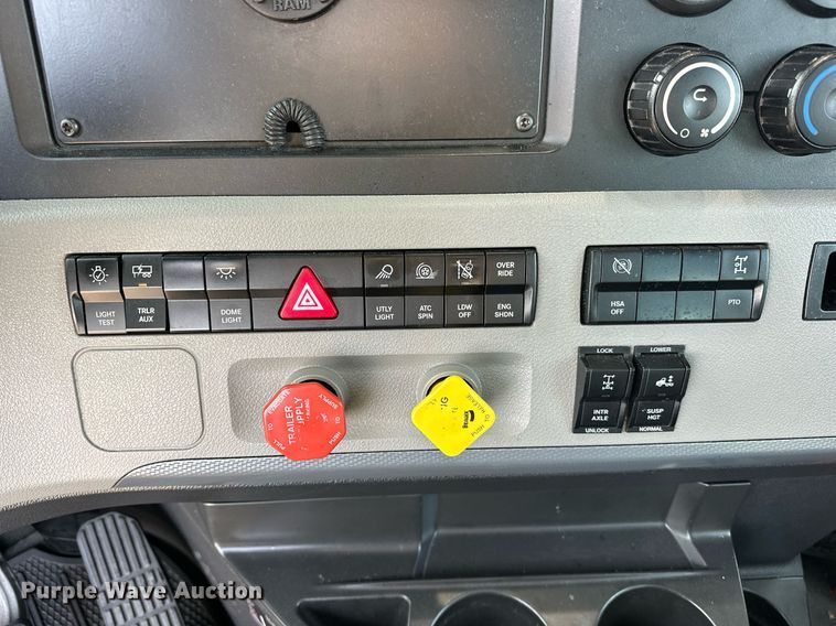 image for item ER4860 2021 Freightliner Cascadia 126 semi truck