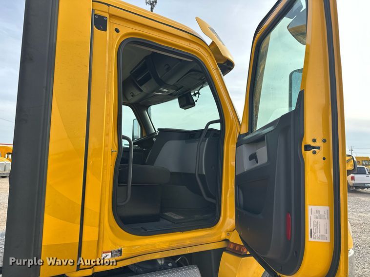 image for item ER4860 2021 Freightliner Cascadia 126 semi truck