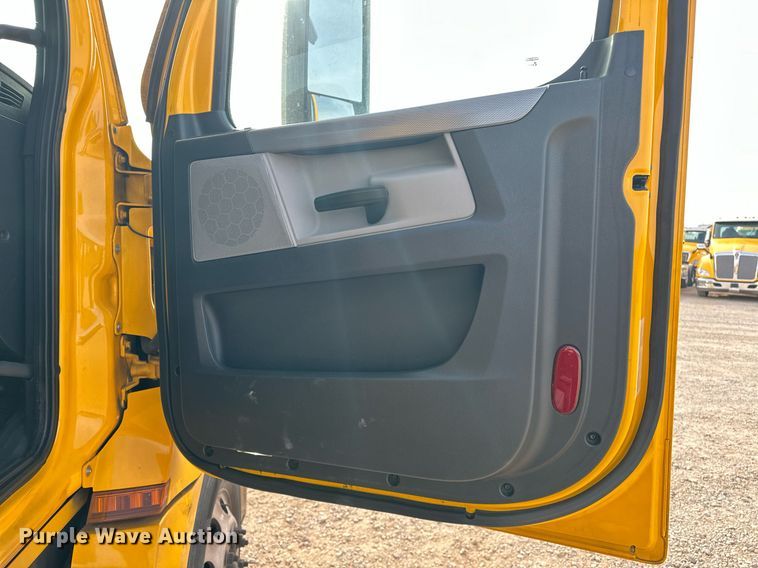 image for item ER4860 2021 Freightliner Cascadia 126 semi truck