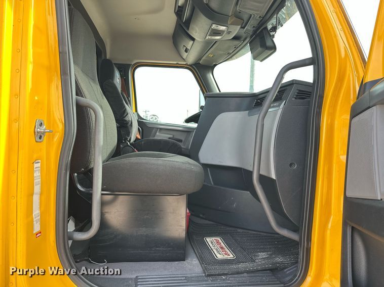 image for item ER4860 2021 Freightliner Cascadia 126 semi truck