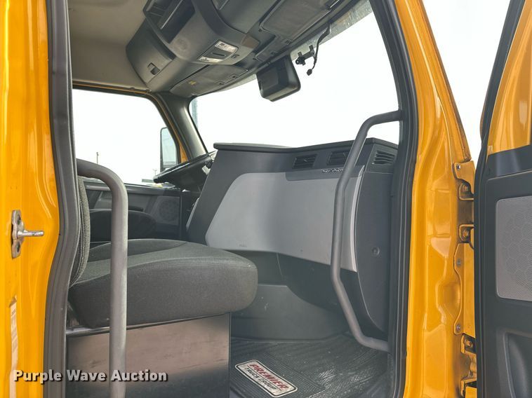 image for item ER4860 2021 Freightliner Cascadia 126 semi truck