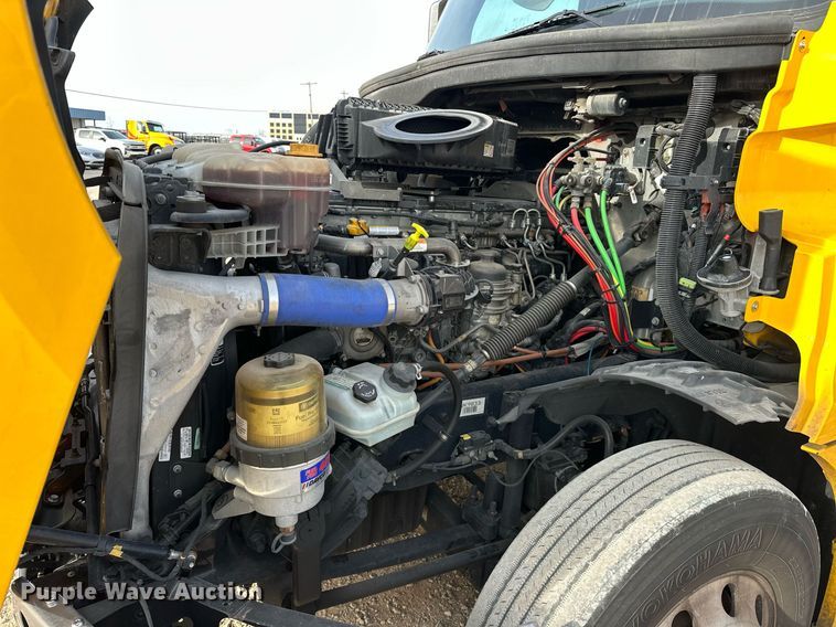 image for item ER4860 2021 Freightliner Cascadia 126 semi truck