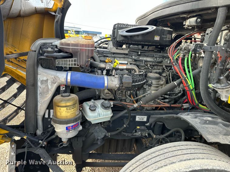 image for item ER4860 2021 Freightliner Cascadia 126 semi truck