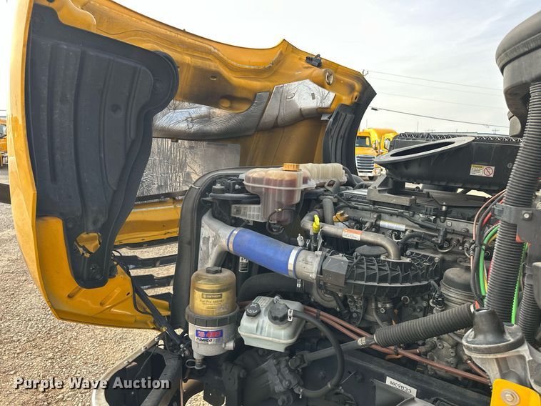 image for item ER4860 2021 Freightliner Cascadia 126 semi truck