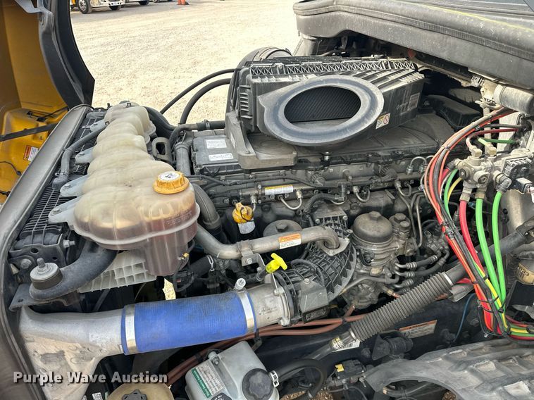 image for item ER4860 2021 Freightliner Cascadia 126 semi truck