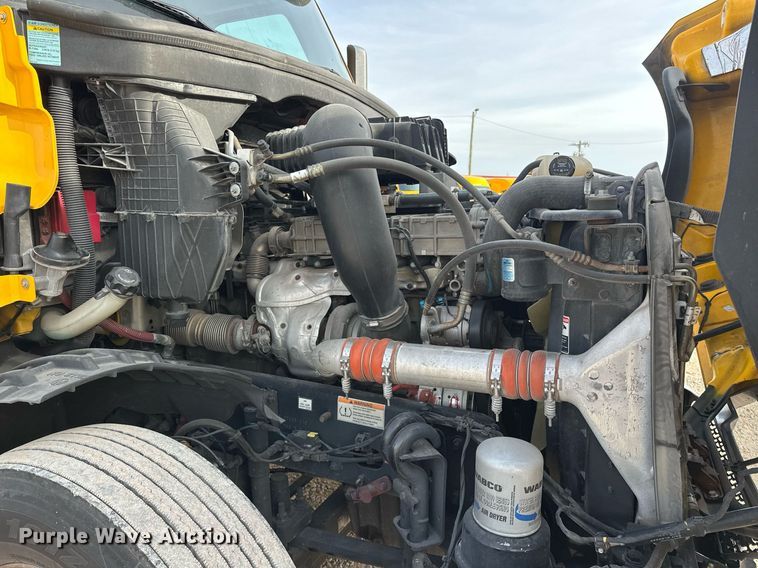 image for item ER4860 2021 Freightliner Cascadia 126 semi truck