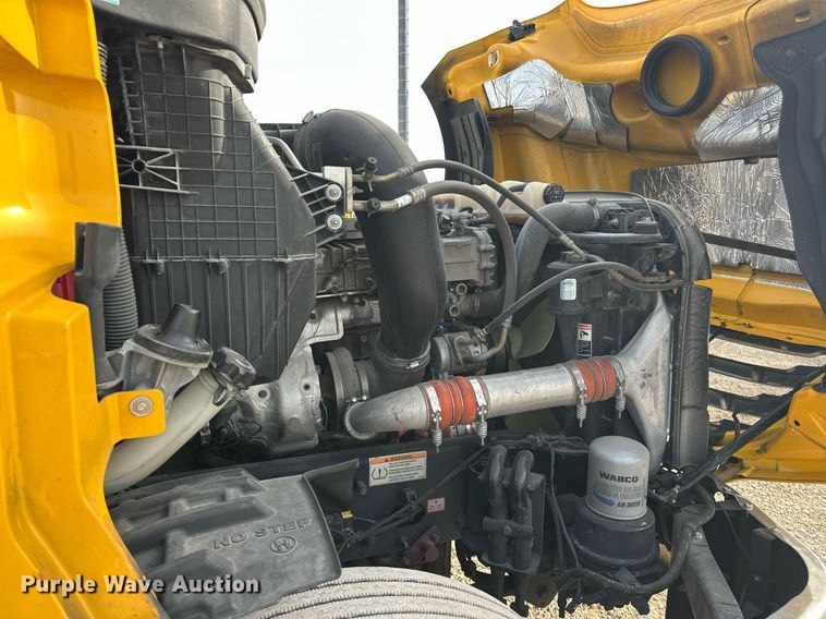 image for item ER4860 2021 Freightliner Cascadia 126 semi truck