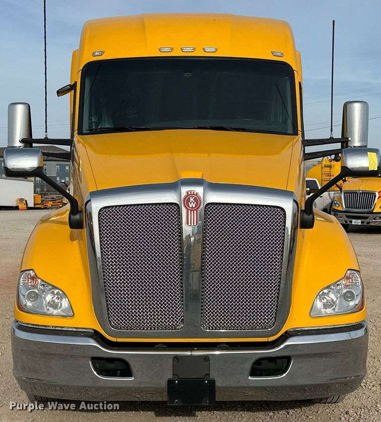 image for item ER4862 2022 Kenworth T680 semi truck