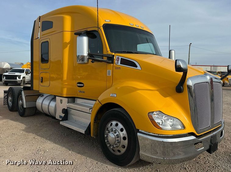 image for item ER4862 2022 Kenworth T680 semi truck