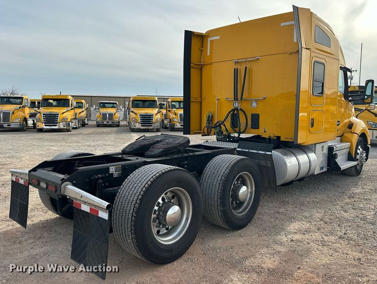 image for item ER4862 2022 Kenworth T680 semi truck