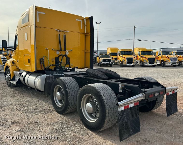 image for item ER4862 2022 Kenworth T680 semi truck
