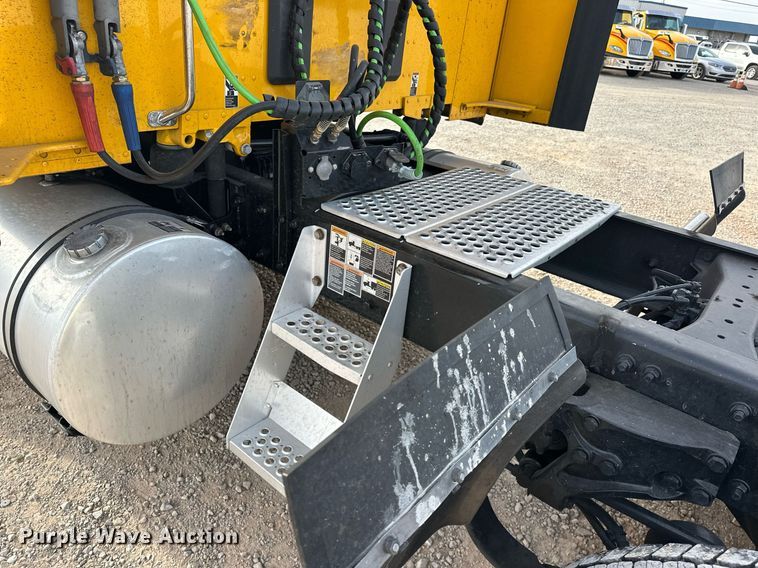 image for item ER4862 2022 Kenworth T680 semi truck